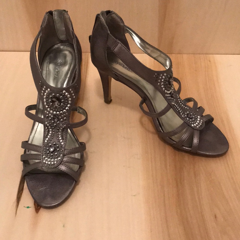 Women’s gray heels